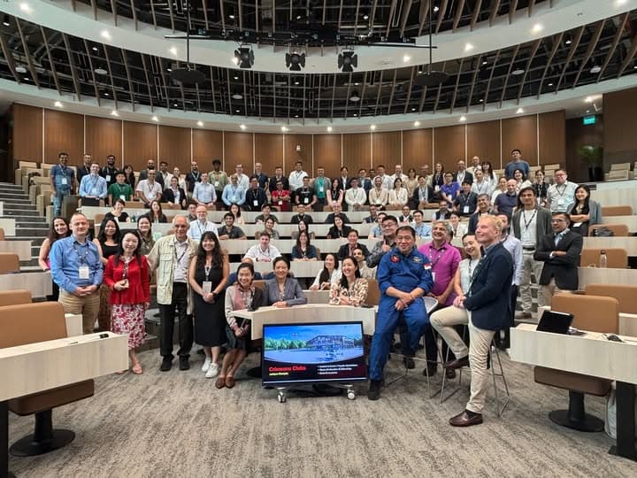 Group photograph of participants at the INSEAD Entrepreneurship Forum 2025, with Dr Neo Kok Beng seated in the front row