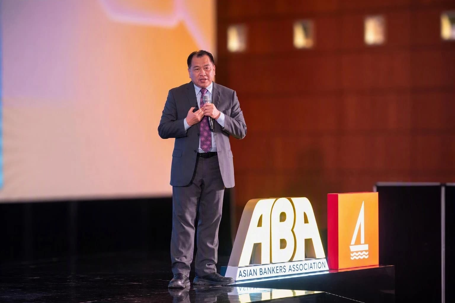Dr Neo Kok Beng delivering a keynote on stage at an Asian Bankers Association event